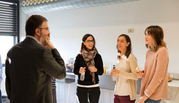 El decano Sergi Corbella desayuna con ex-alumnos de la Facultad