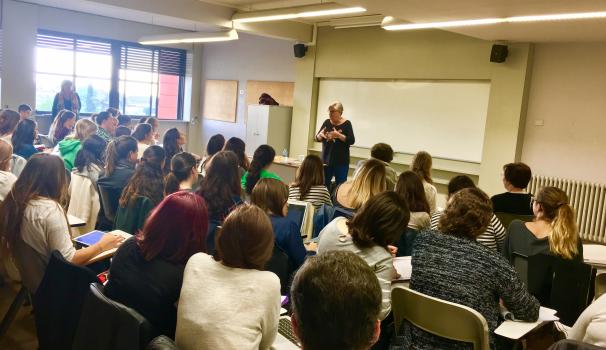 Victòria Molins parla als estudiants d'Educació