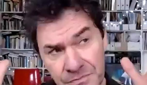 Mark Cousins ​​comparteix els reptes creatius del cinema amb els alumnes de Blanquerna