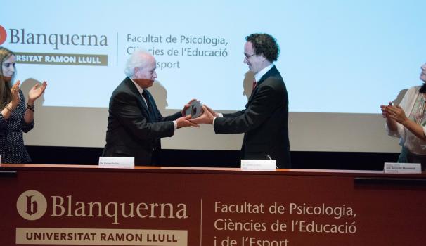 El Dr. Josep Gallifa entrega el Premio Blanquerna Educación al Dr. Octavi Fullat