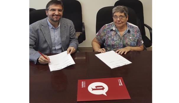 Sergi Corbella i Montserrat Espinalt signant conveni