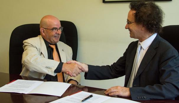 Dr. Josep Gallifa y Sr. Pere Manuel firmando el convenio de colaboración