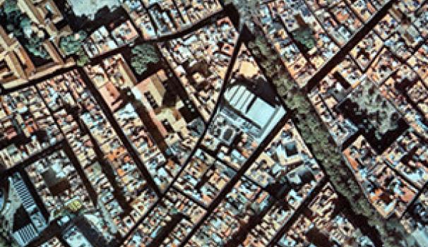 La Facultat dona 50 ordinadors a entitats del Raval