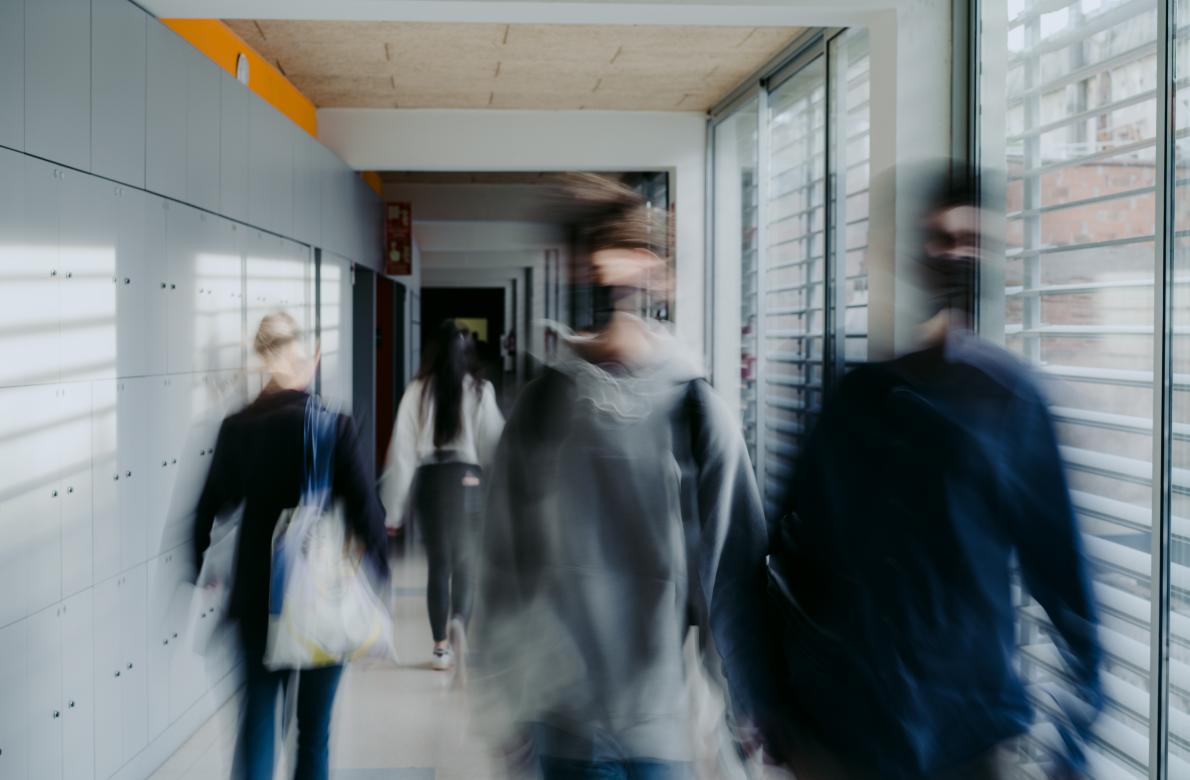Imatge desenfocada alumnes passadís FCRI